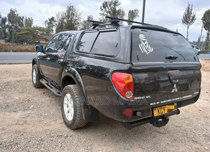Mitsubishi L200 Double Cab 2.5 180hp 4WD 2013 Black