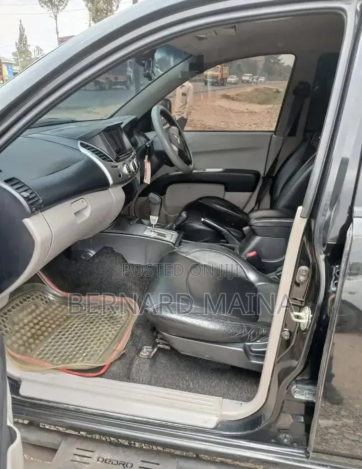 Mitsubishi L200 Double Cab 2.5 180hp 4WD 2013 Black