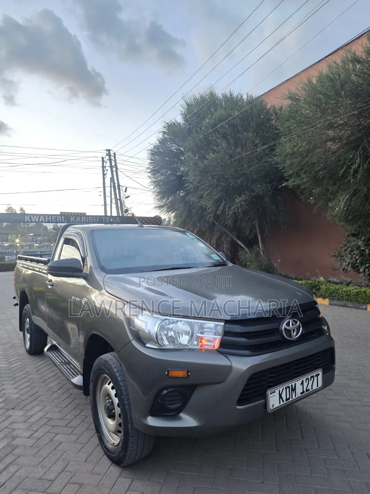 Toyota Hilux 2023 Brown