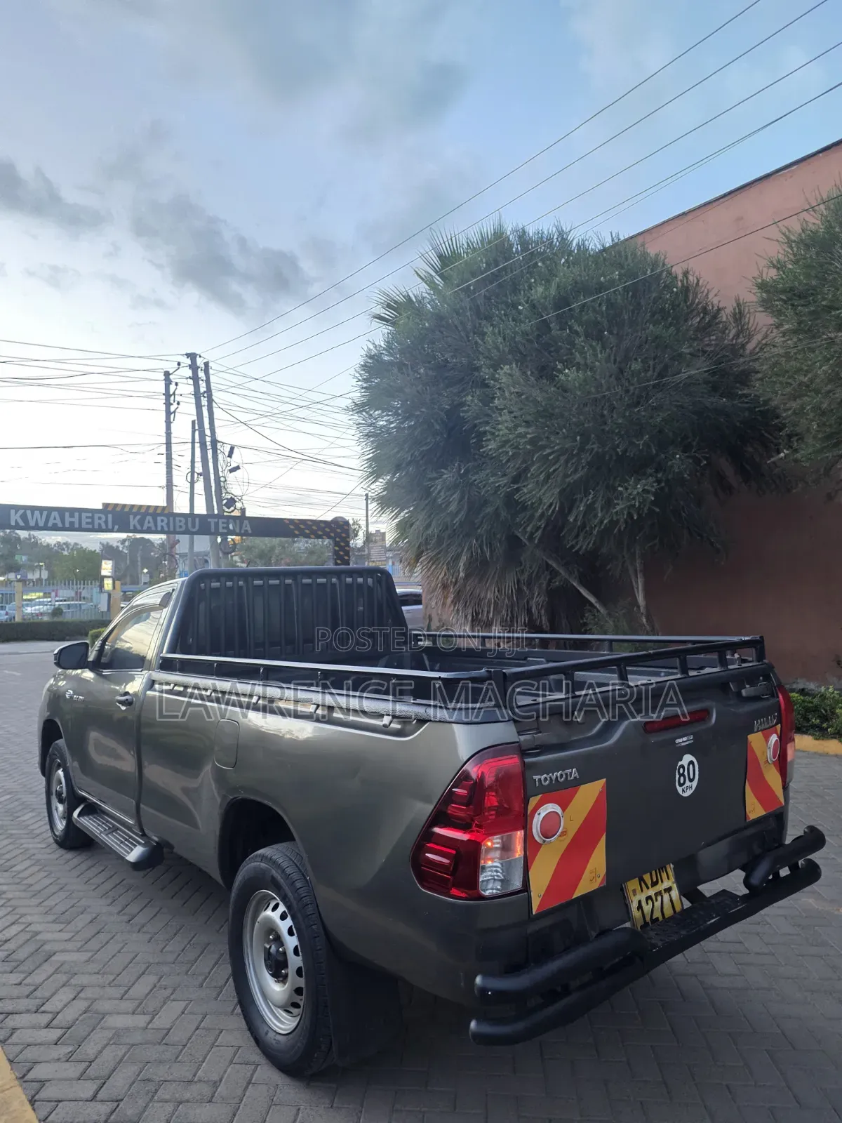 Toyota Hilux 2023 Brown