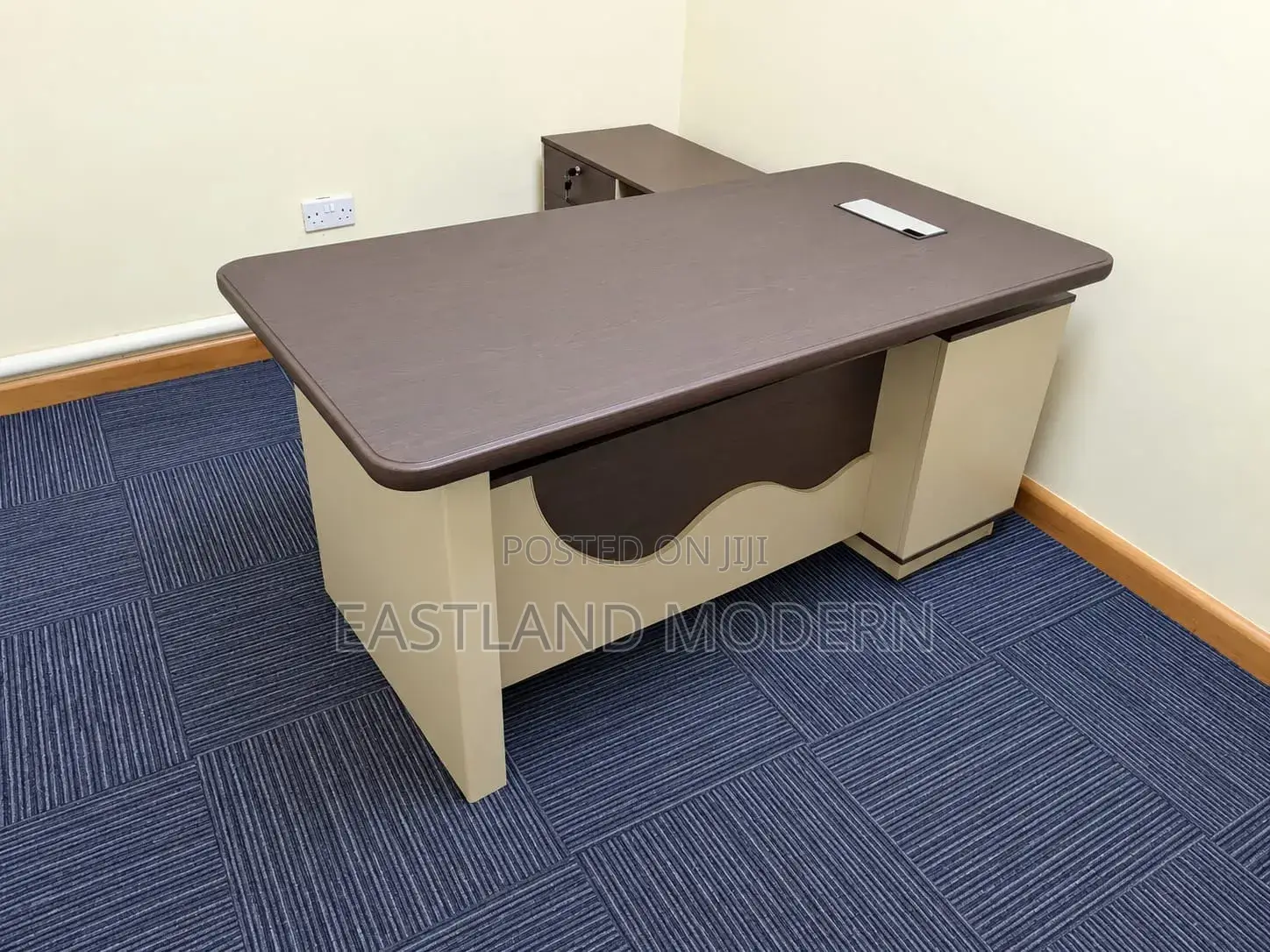 Executive Office Desk With Drawers and Storage.