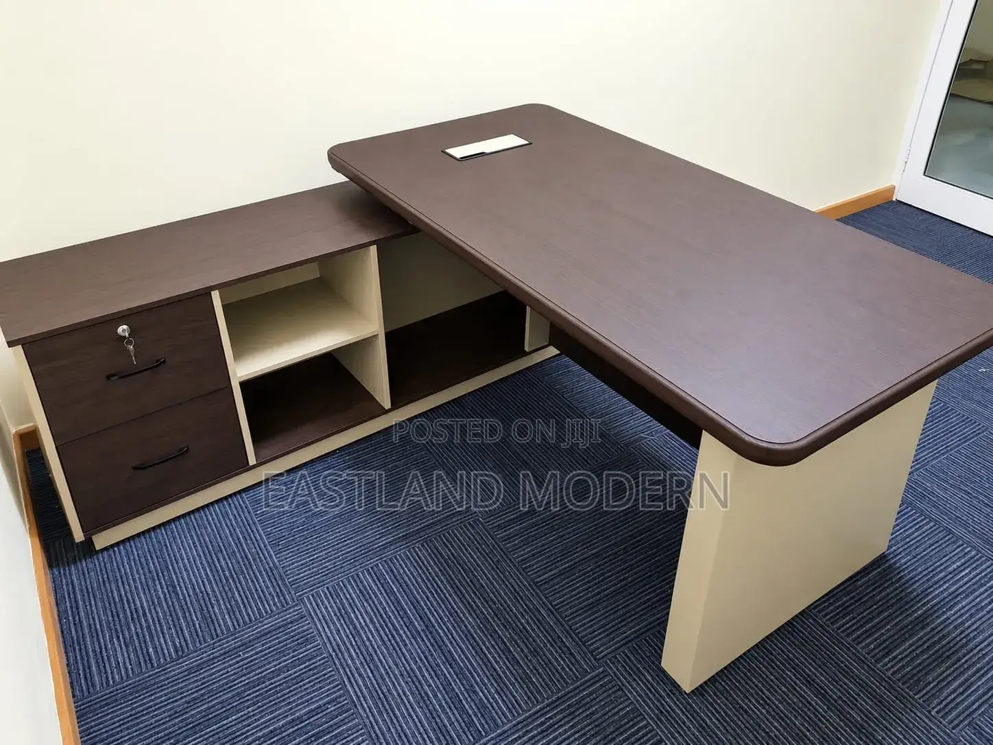 Executive Office Desk With Drawers and Storage.