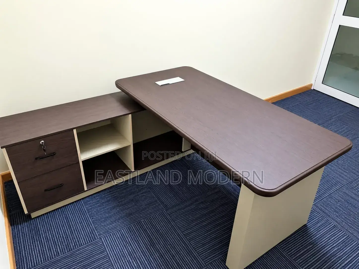 Executive Office Desk With Drawers and Storage.
