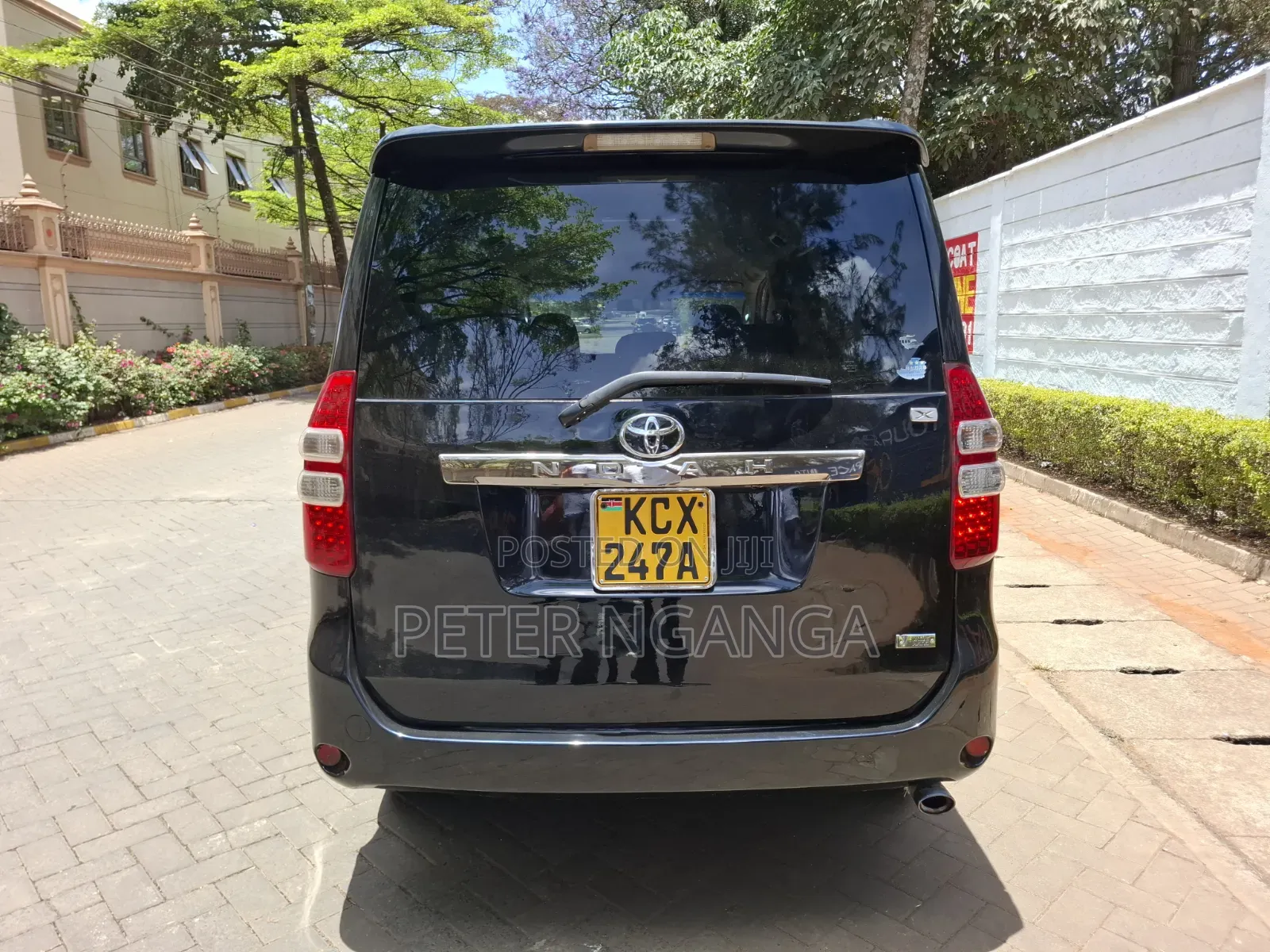 Toyota Noah 2.0 158hp FWD (8 Seater) 2012 Black