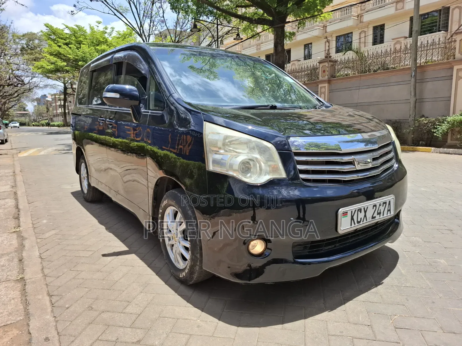 Toyota Noah 2.0 158hp FWD (8 Seater) 2012 Black