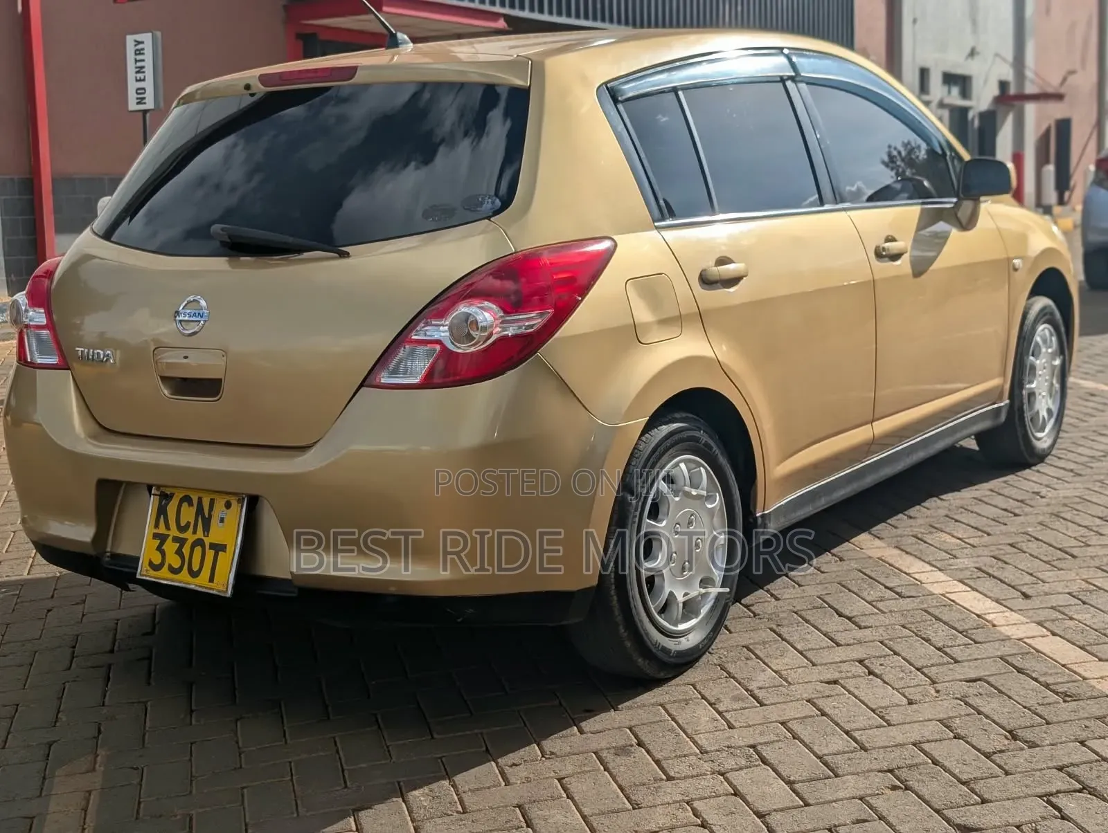 Nissan Tiida 2010 Gold