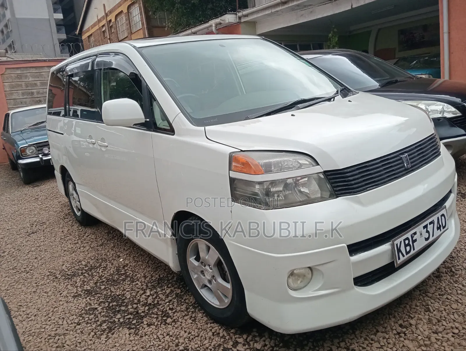 Toyota Voxy X 2WD 8-Seater 2001 White