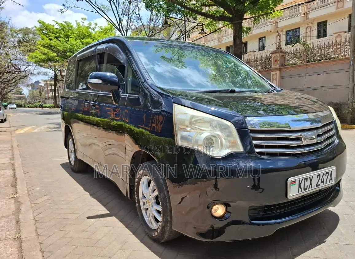 Toyota Noah 2.0 143hp FWD (8 Seater) 2012 Black