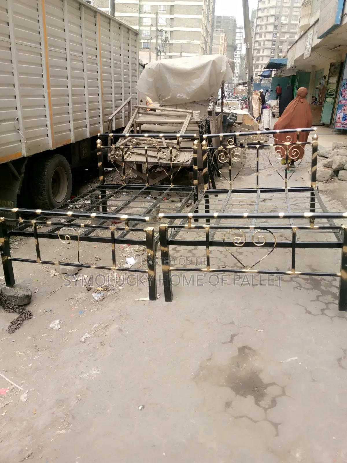 4 X 6 Metallic Queens Bed. High Quality Designed