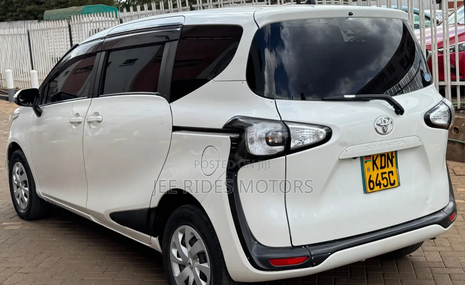 Toyota Sienta 2016 Off white