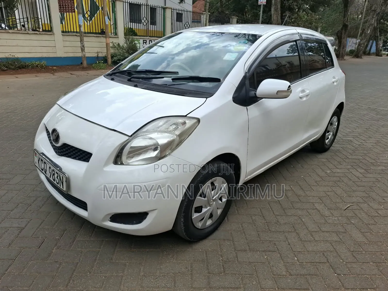 Toyota Vitz 1.0 FWD 5dr 2011 White