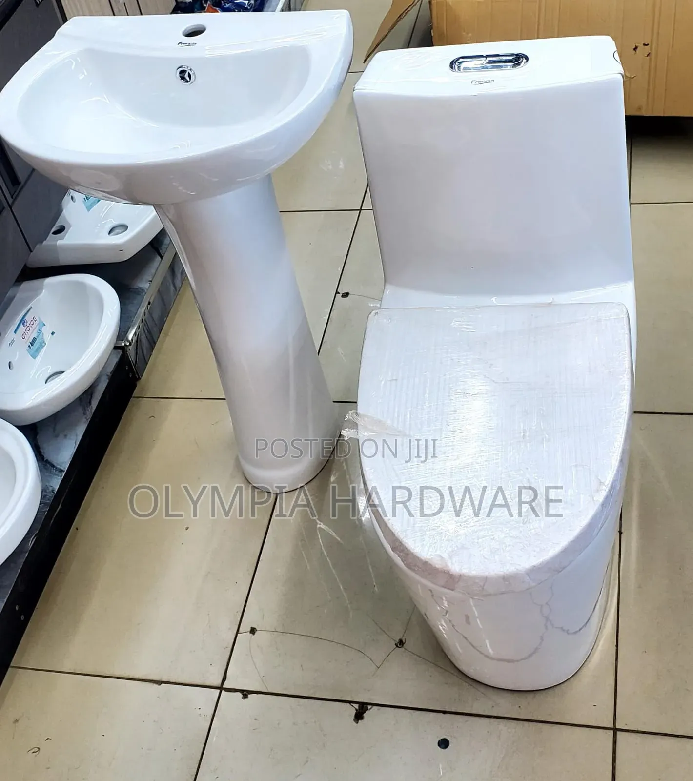 Close Couple One Body + Pedestal Sink 326