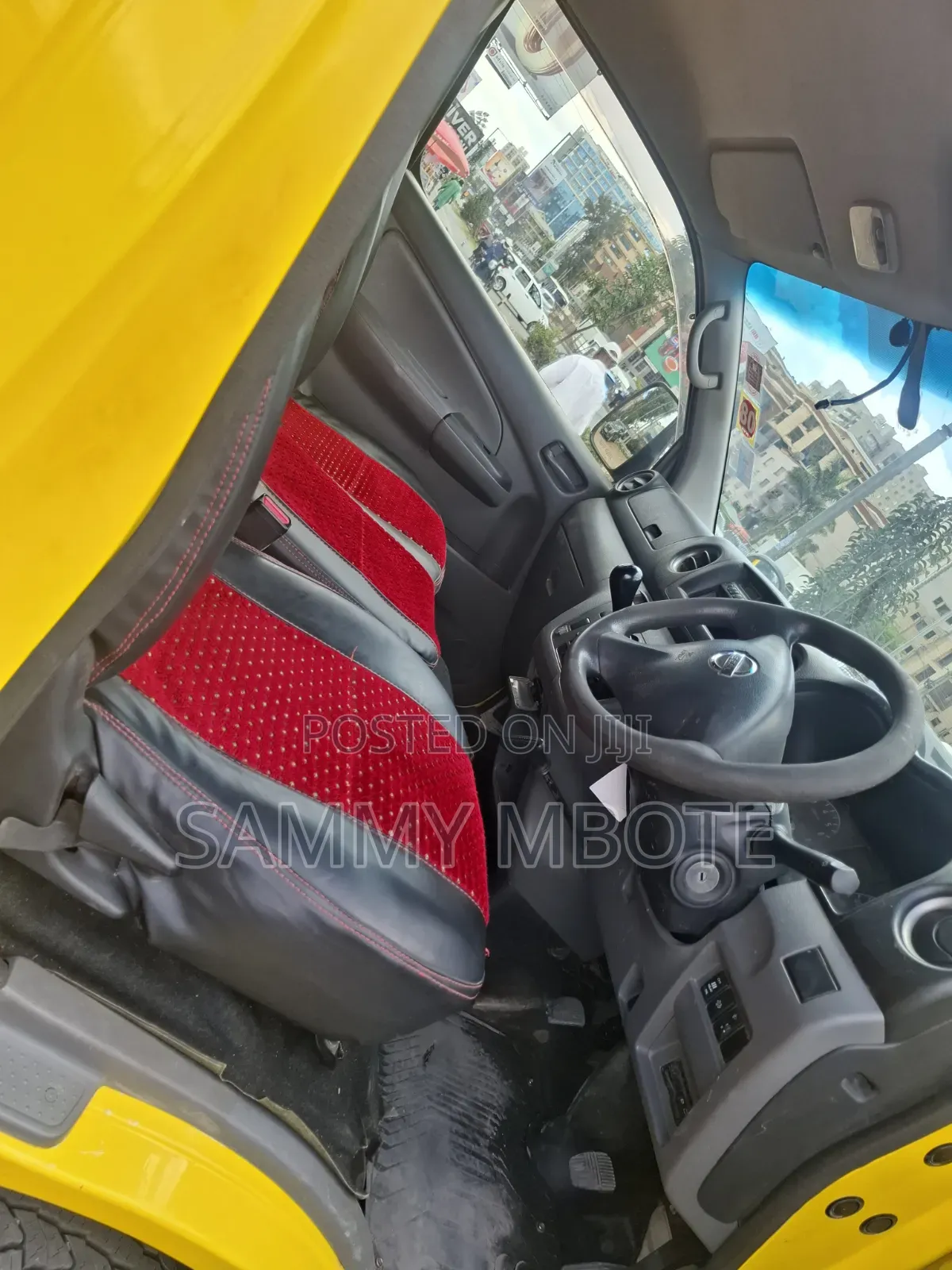 Nissan Caravan (Urvan) 2014 Yellow