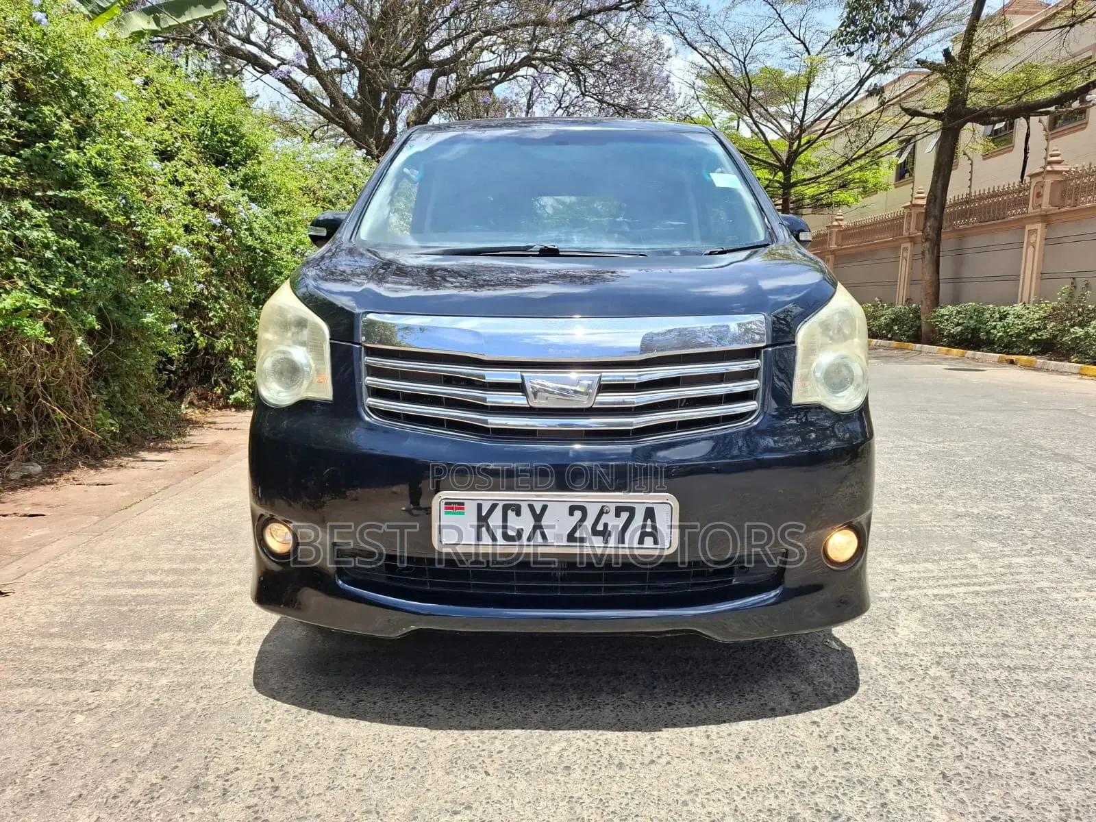 Toyota Noah 2.0 158hp FWD (8 Seater) 2012 Black