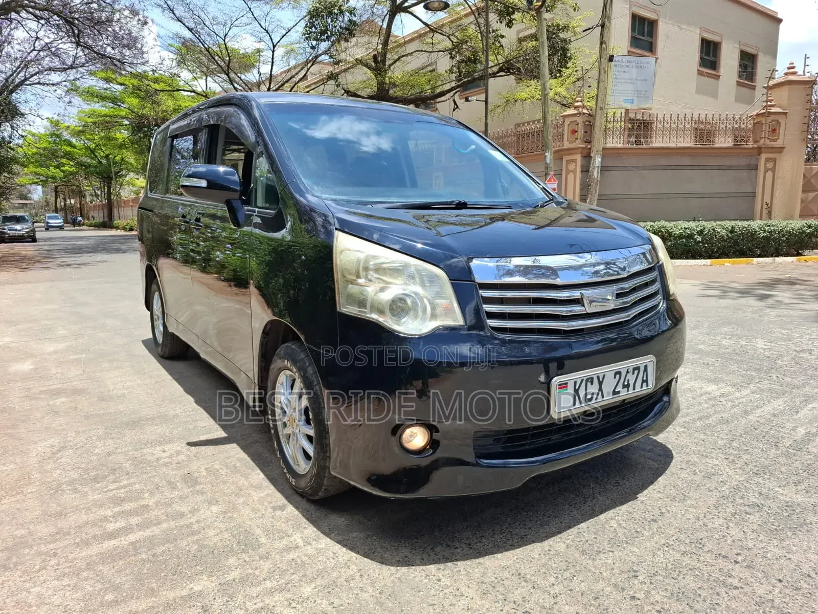Toyota Noah 2.0 158hp FWD (8 Seater) 2012 Black