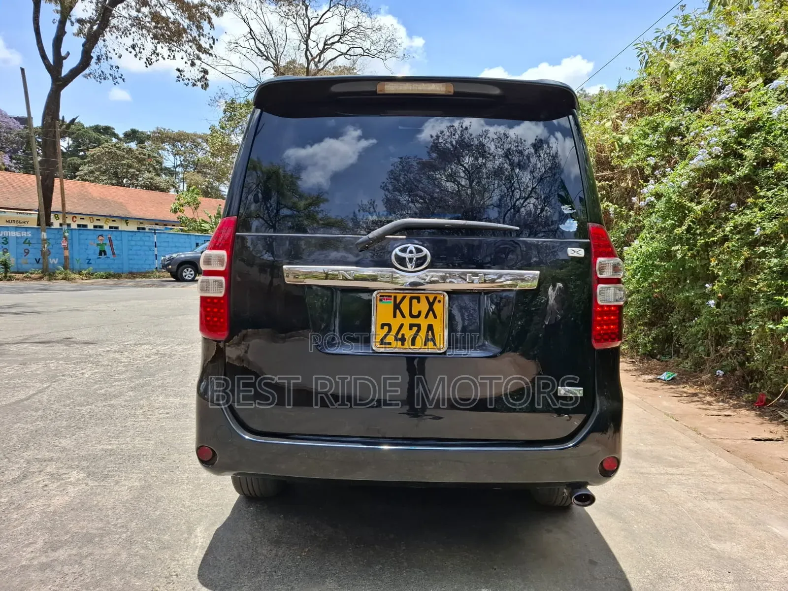 Toyota Noah 2.0 158hp FWD (8 Seater) 2012 Black
