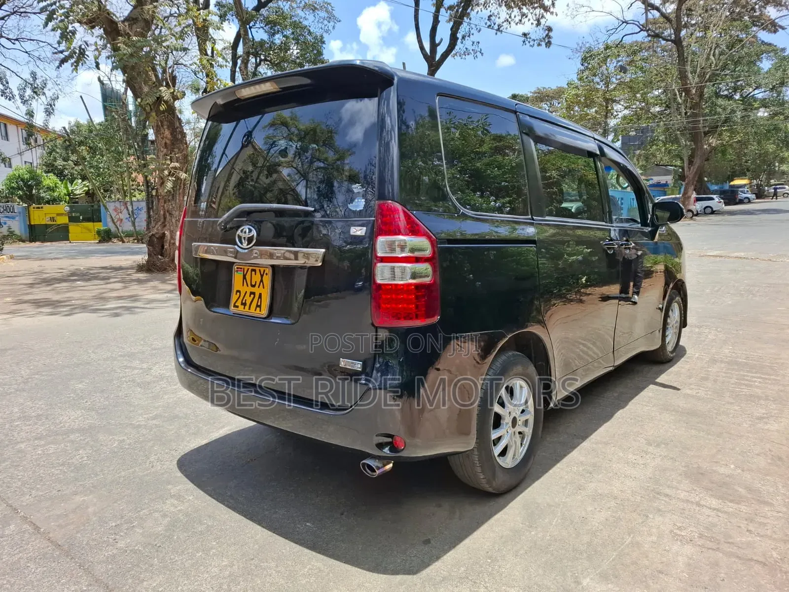 Toyota Noah 2.0 158hp FWD (8 Seater) 2012 Black