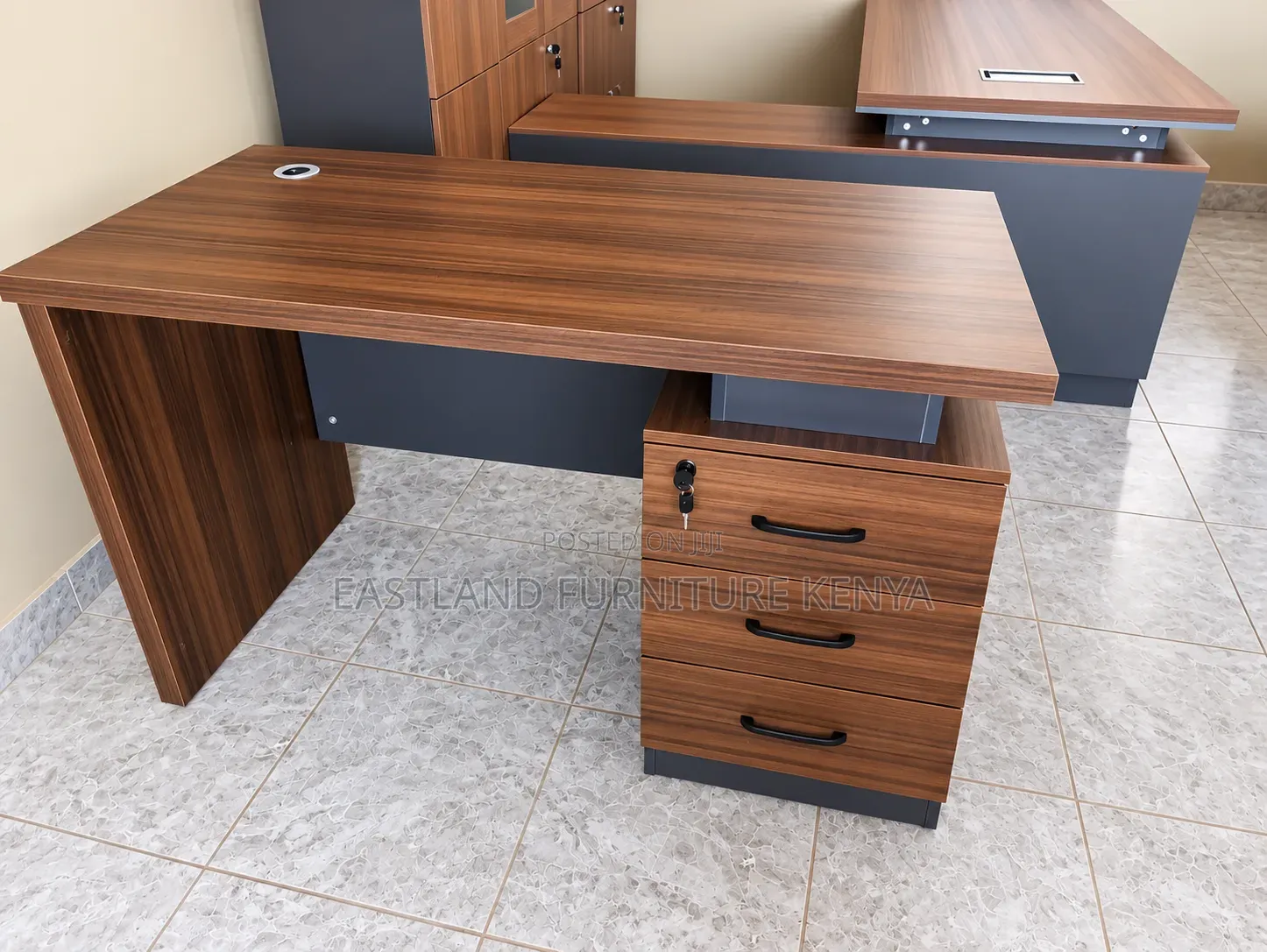 Modern Executive Office Desk With 3-Drawer Pedestal