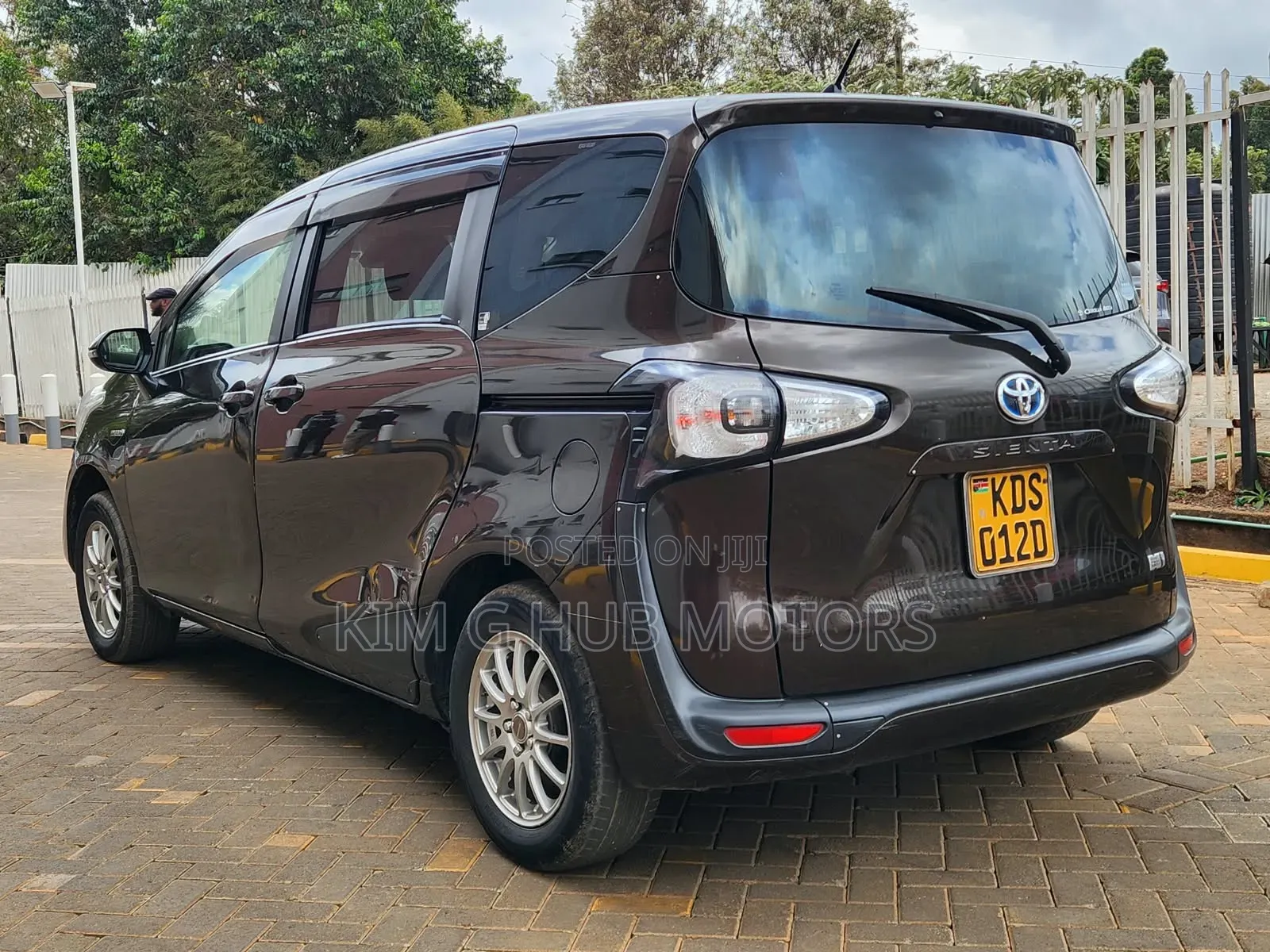 Toyota Sienta 1.5 Hybrid FWD (6-seater) 2017 Pink