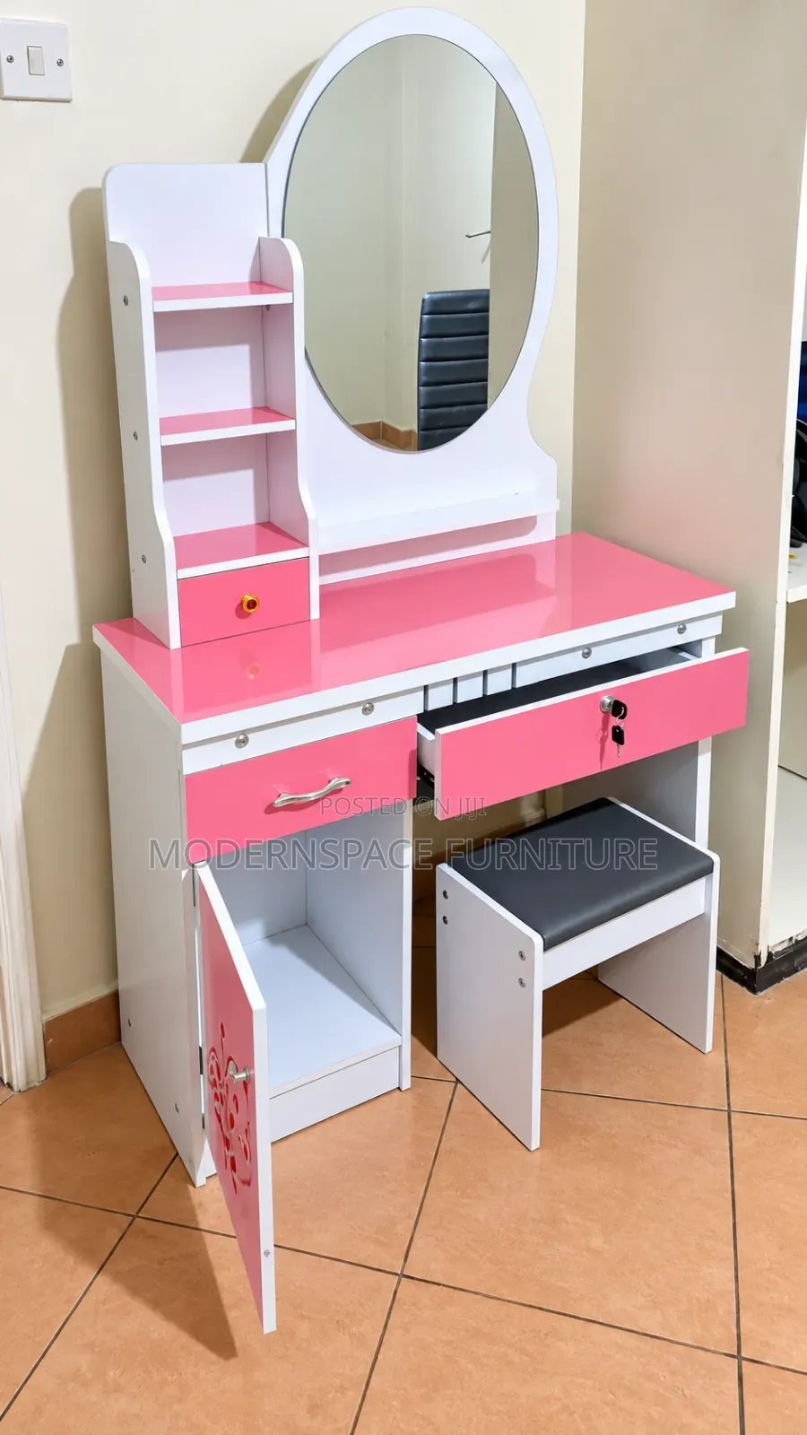 Girls Dressing/Make Up Table