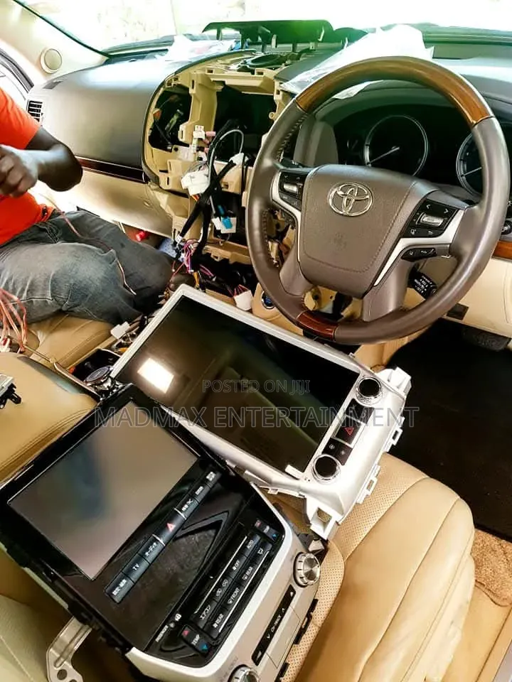 Toyota LandCruiser Lc300 Tesla Style Screen