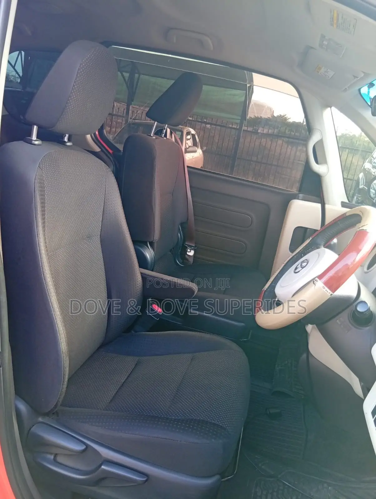 Toyota Porte 2017 Orange