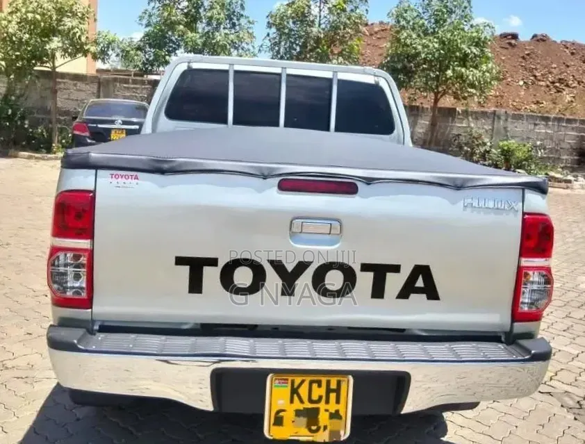 Toyota Hilux 2010 Gray