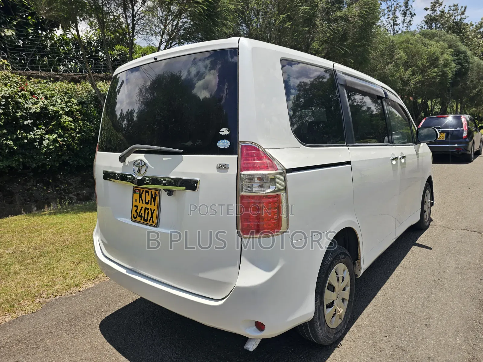 Toyota Noah 2.0 143hp FWD (8 Seater) 2010 White