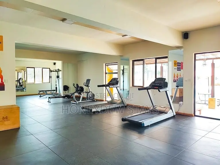 Cozy Studio Near Airport | Fast Wi-Fi & Netflix-Aries Residence