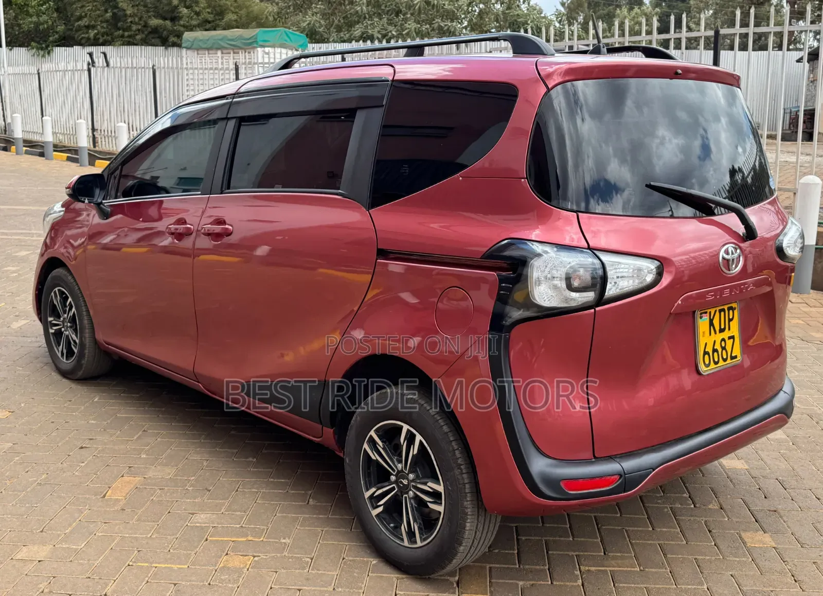 Toyota Sienta 2017 Red