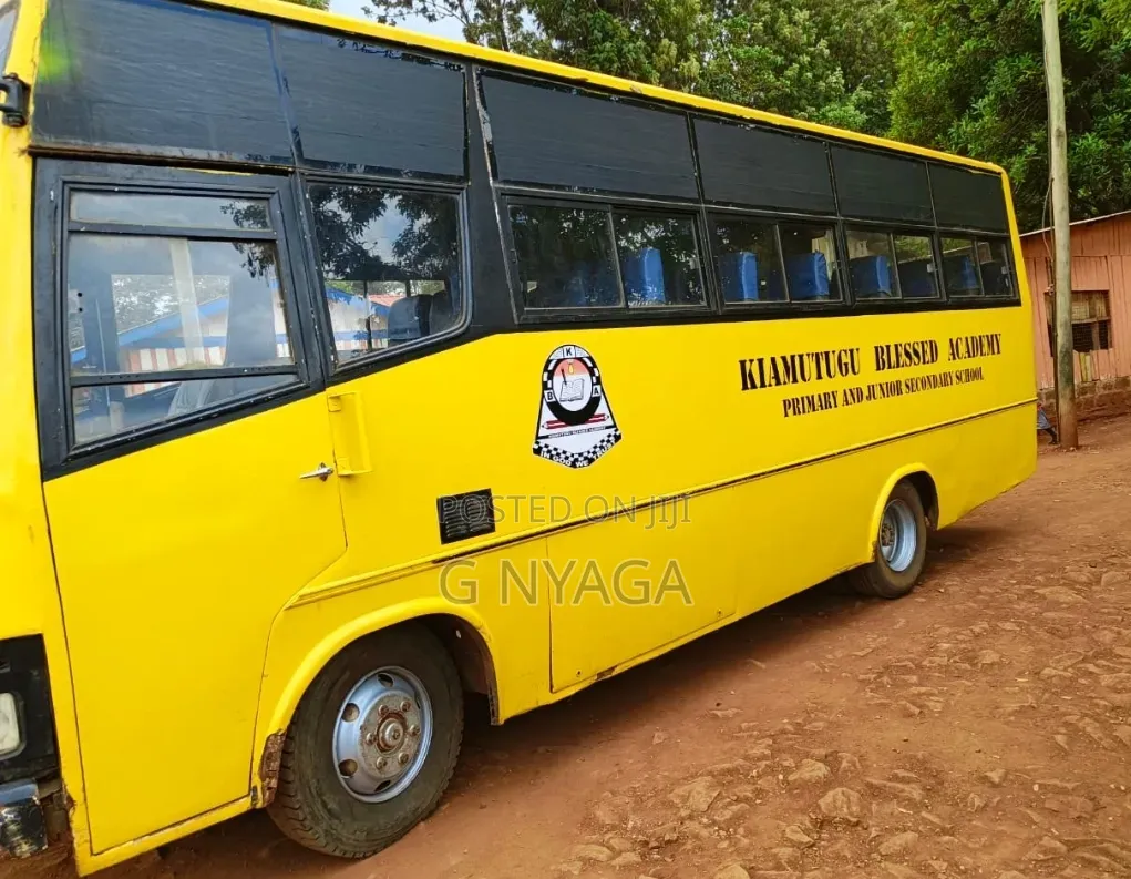 Tata Starbus Ultra Skool 2003 Yellow