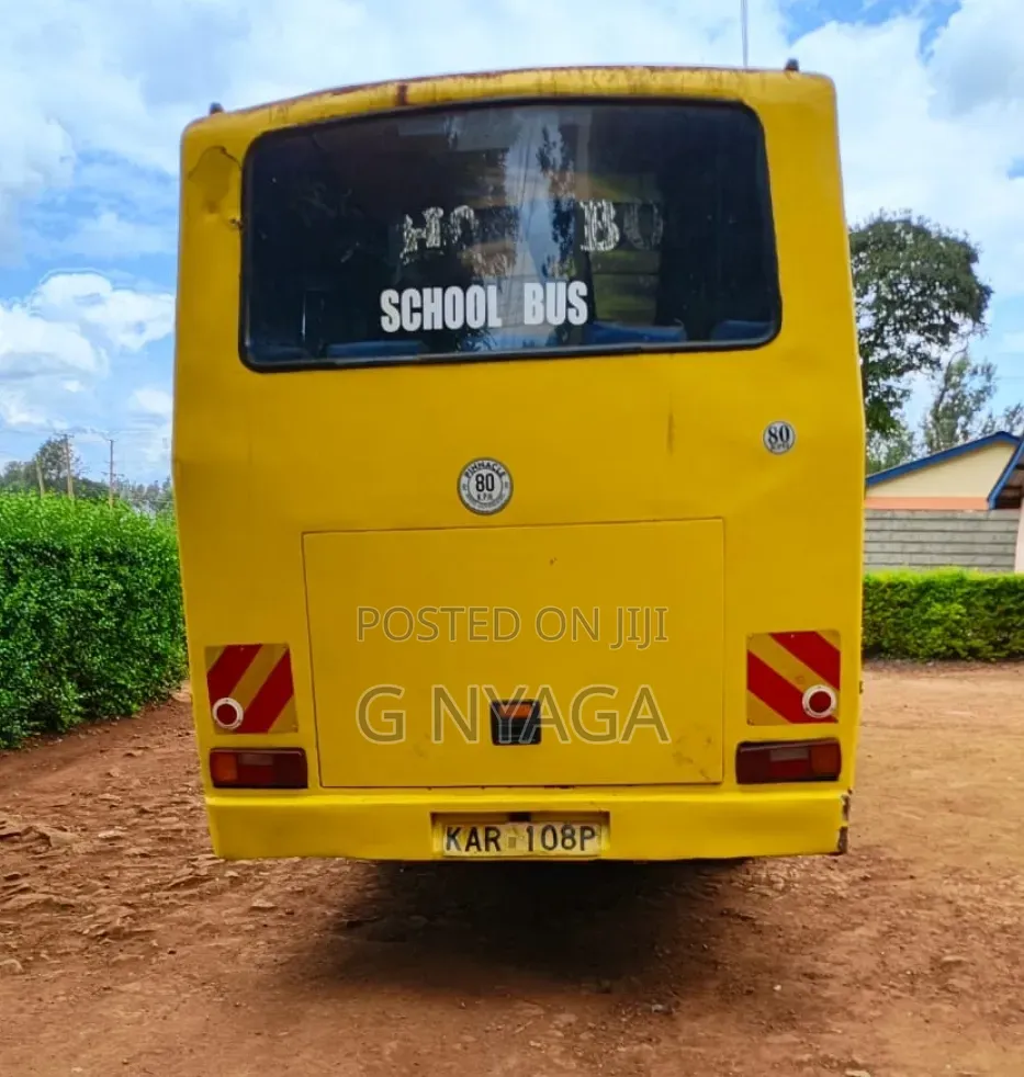 Tata Starbus Ultra Skool 2003 Yellow