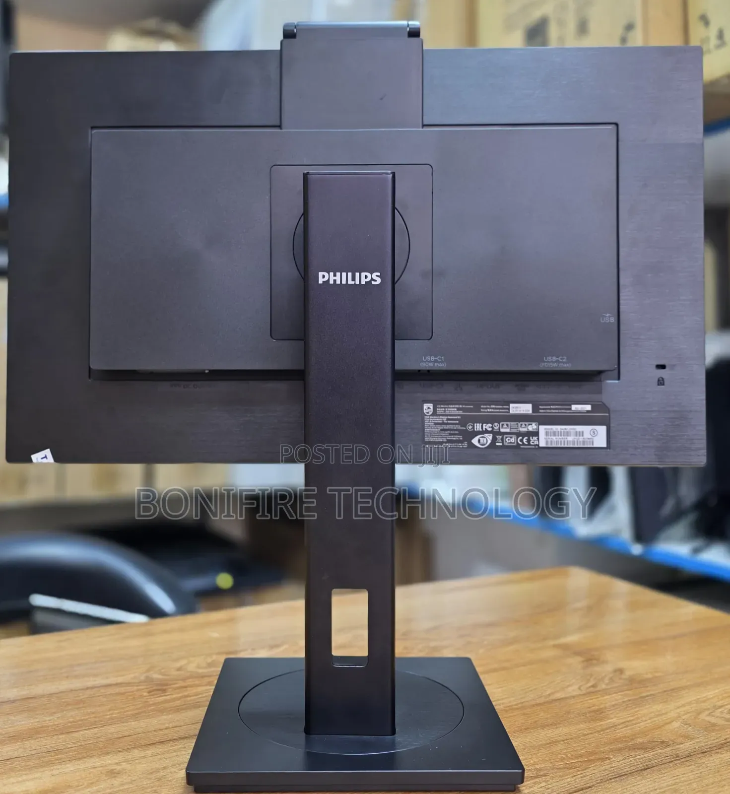 Phillips 243B1J
24 Inch Full Hd Monitor
Full Hd Webcam
Type C