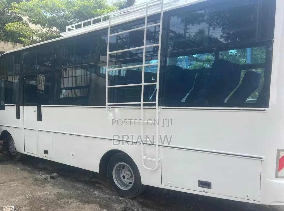 Isuzu NQR 2009 White