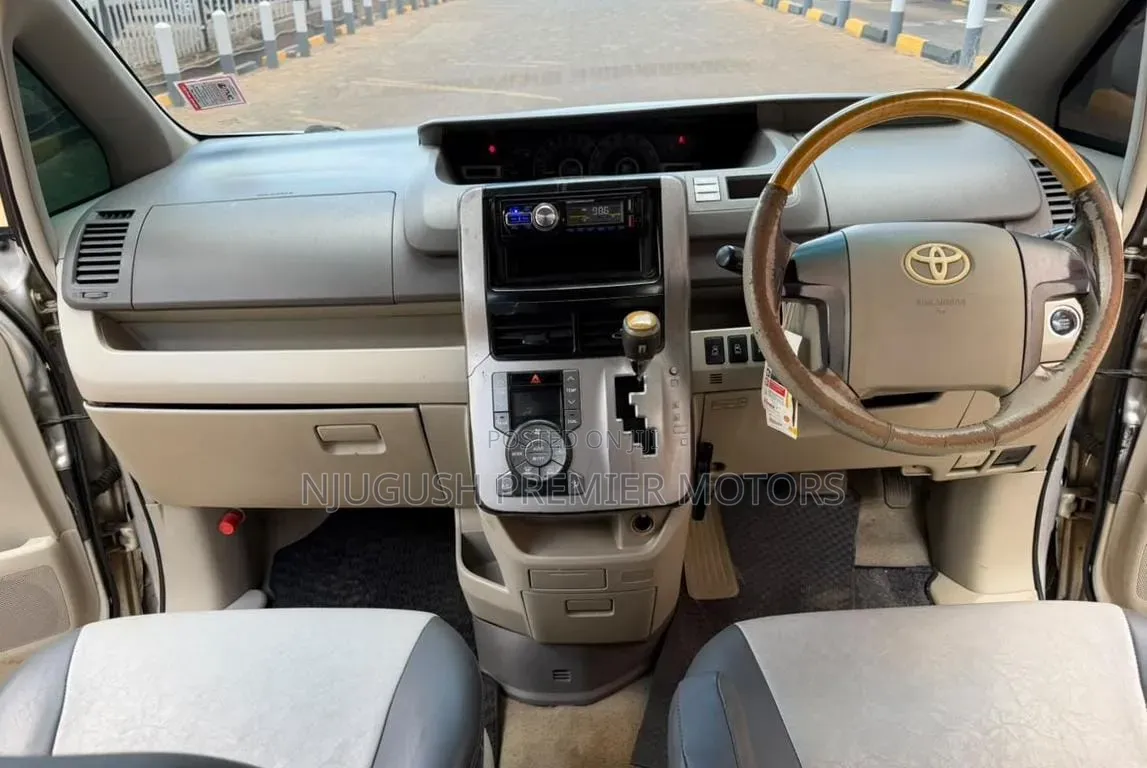 Toyota Noah 2008 Silver
