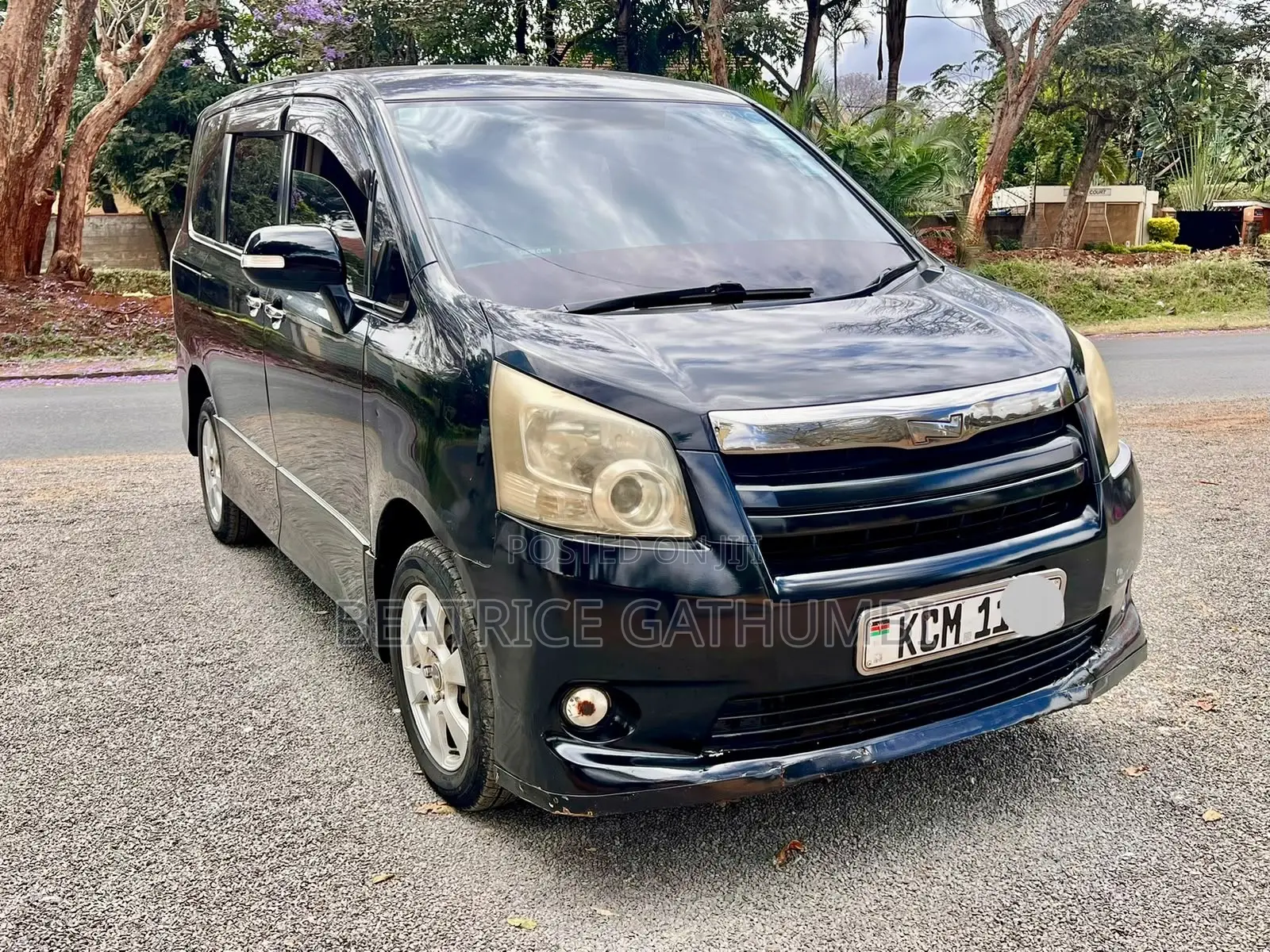 Toyota Noah 2.0 143hp FWD (8 Seater) 2010 Black