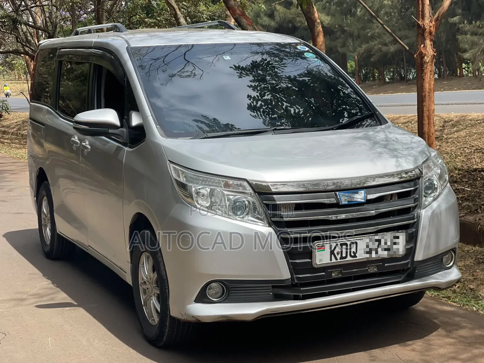 Toyota Noah 2.0 FWD (8 Seater) 2016 Silver