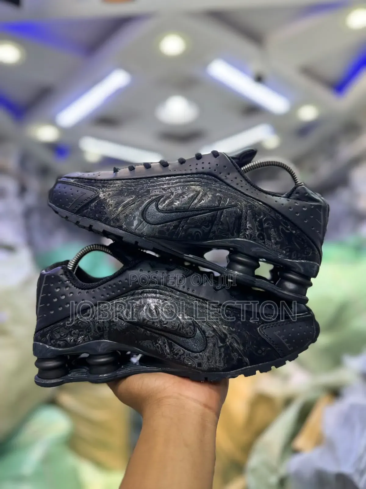 Nike Shox R4 ” Black Floral “
Sneakers