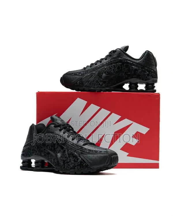 Nike Shox R4 ” Black Floral “
Sneakers