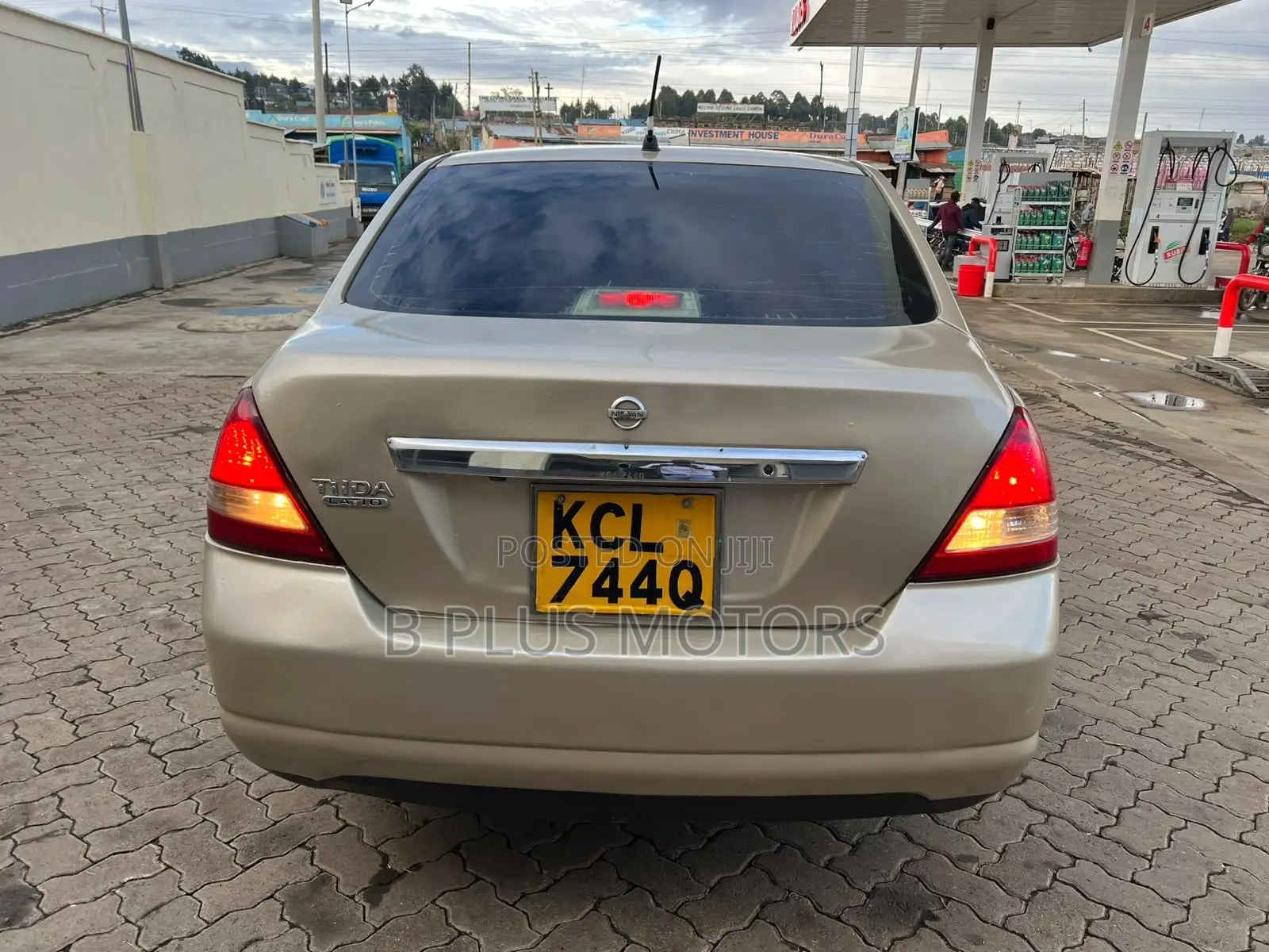 Nissan Tiida 2010 Gold