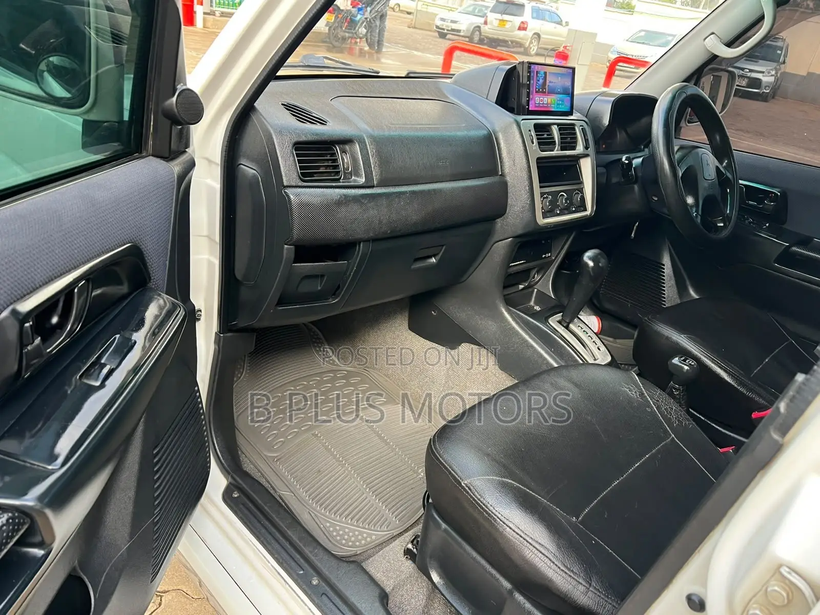 Nissan Tiida 2010 Gold