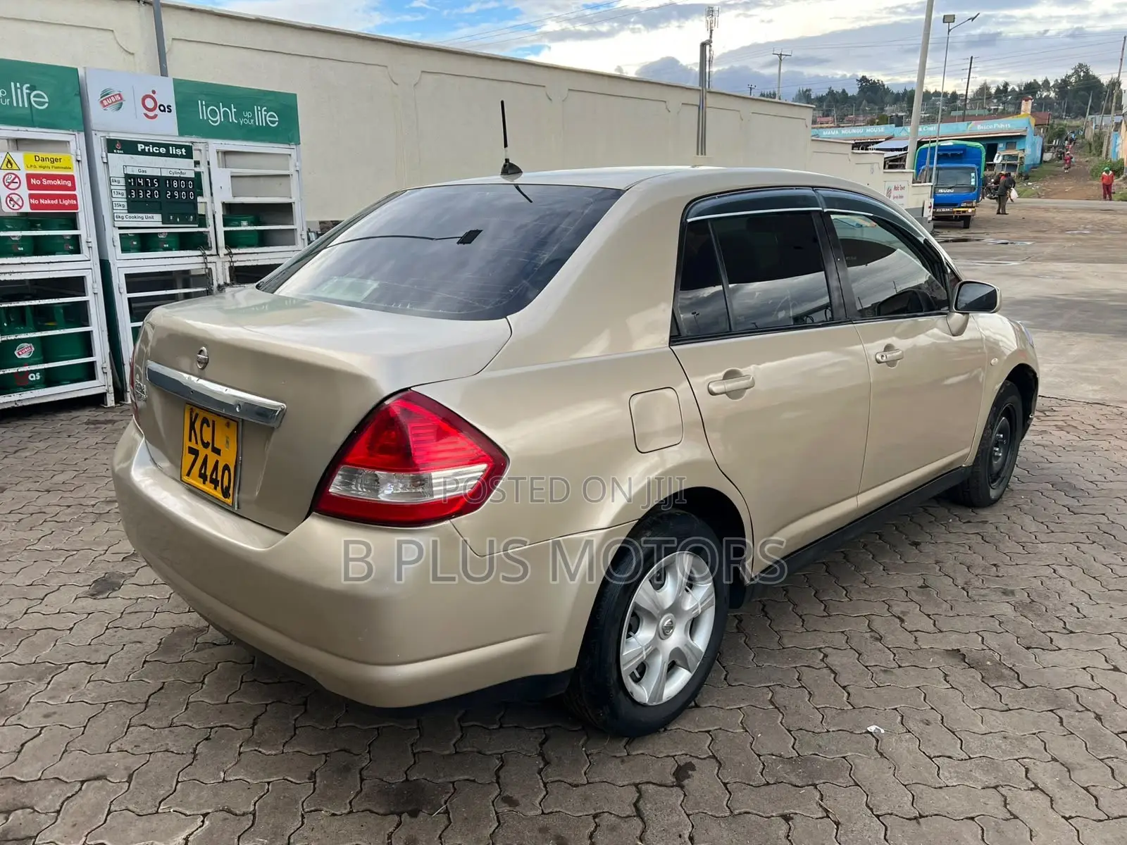 Nissan Tiida 2010 Gold