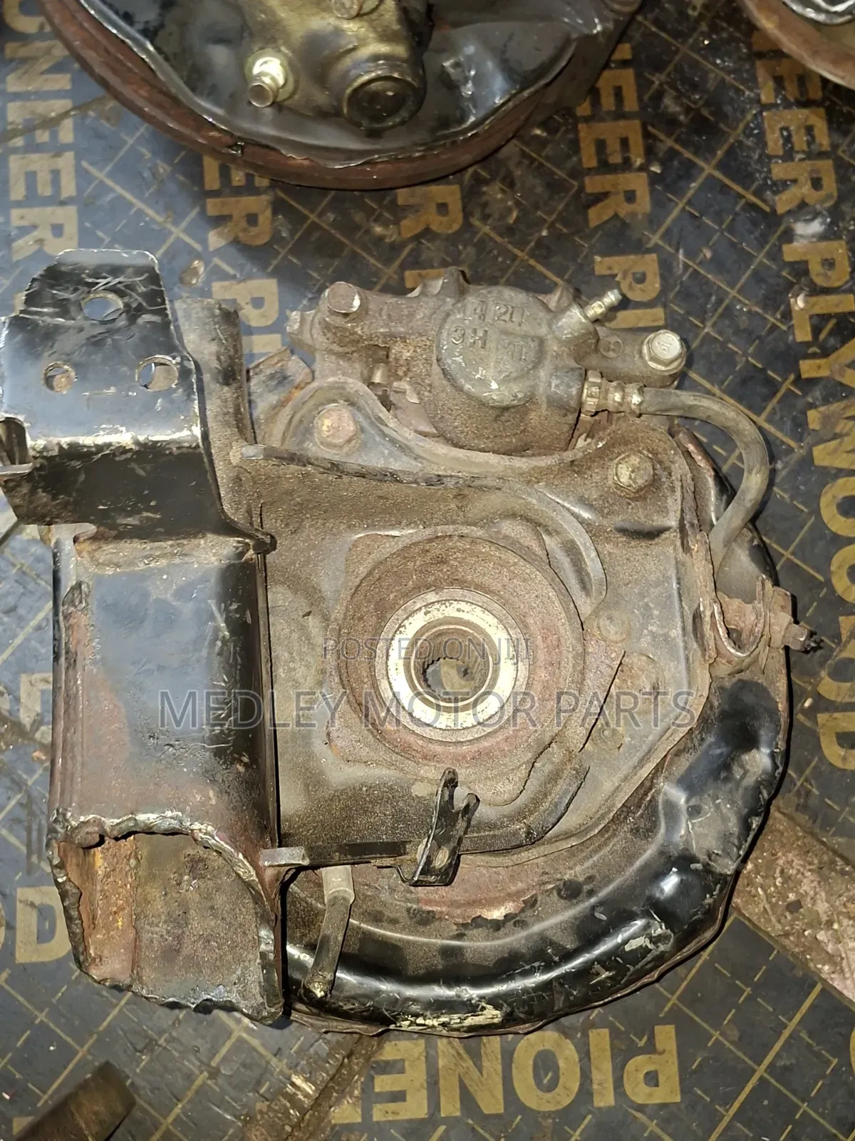 Toyota Voxy 4WD Front Wheel Hub