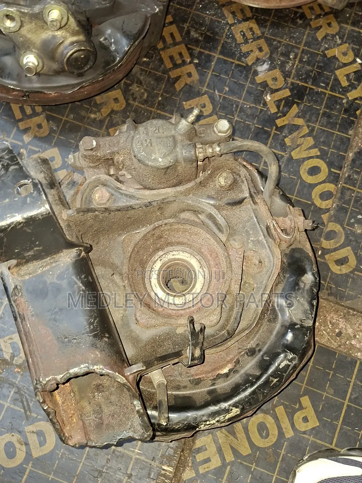 Toyota Voxy 4WD Front Wheel Hub