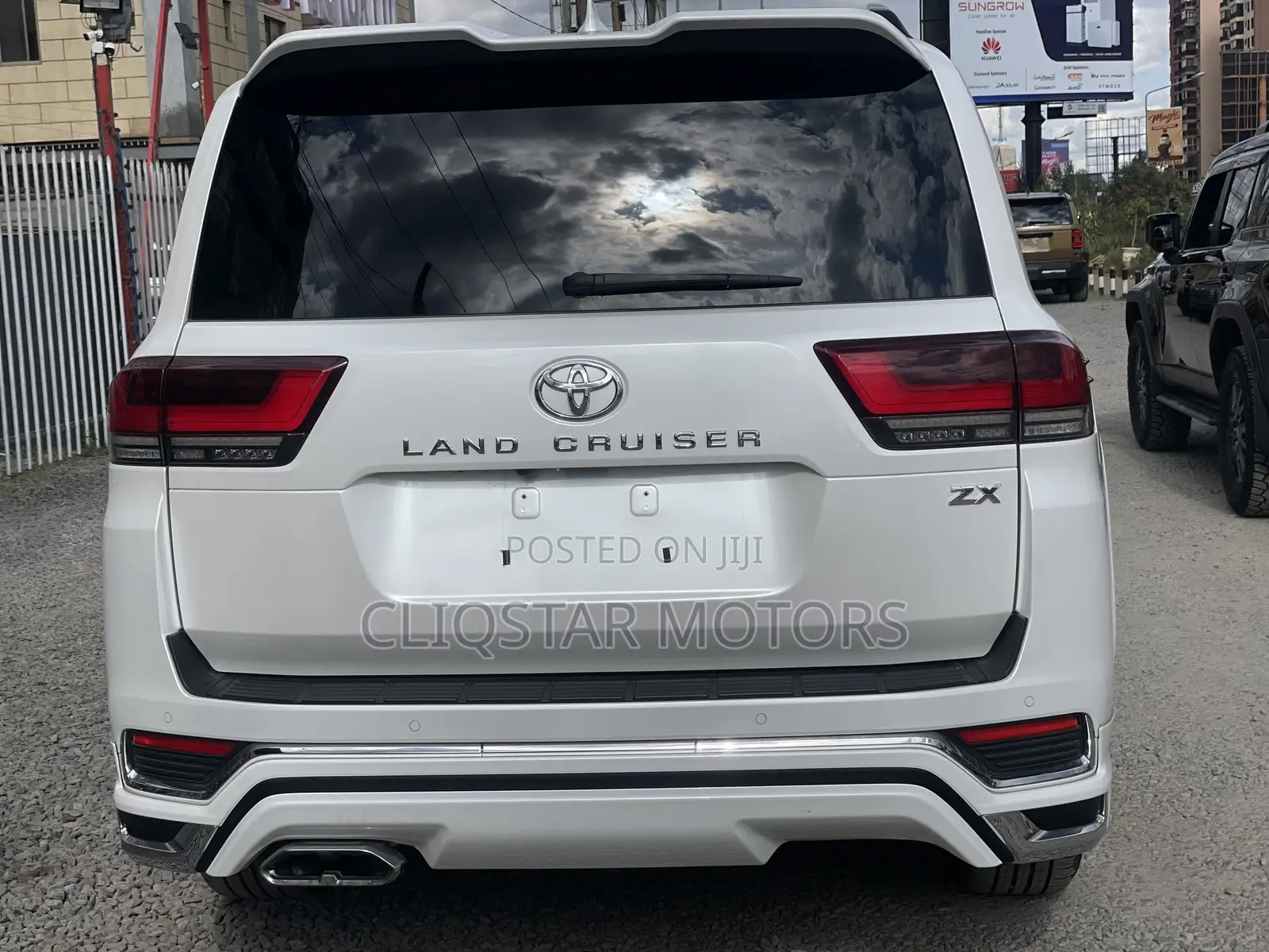 Toyota Land Cruiser LC300 2023 White