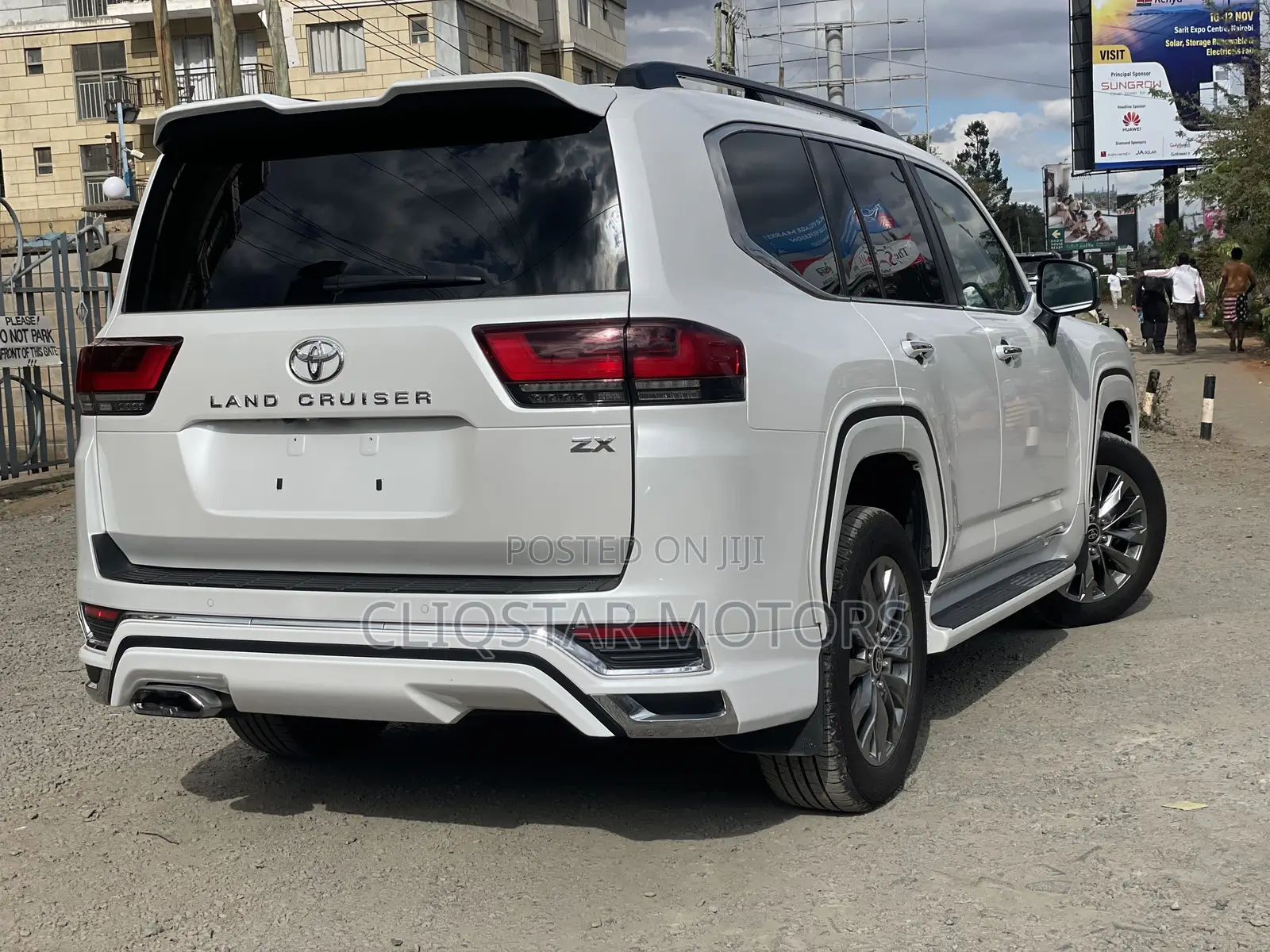Toyota Land Cruiser LC300 2023 White