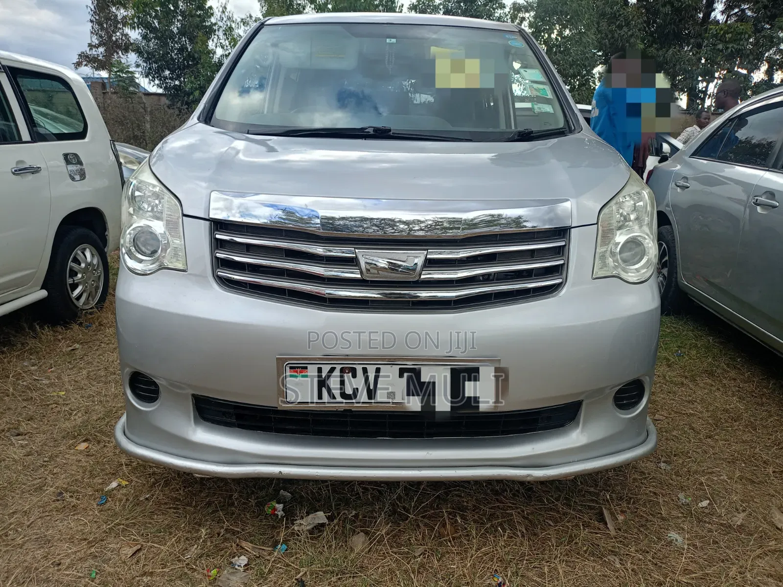 Toyota Noah 2.0 158hp FWD (8 Seater) 2012 Silver