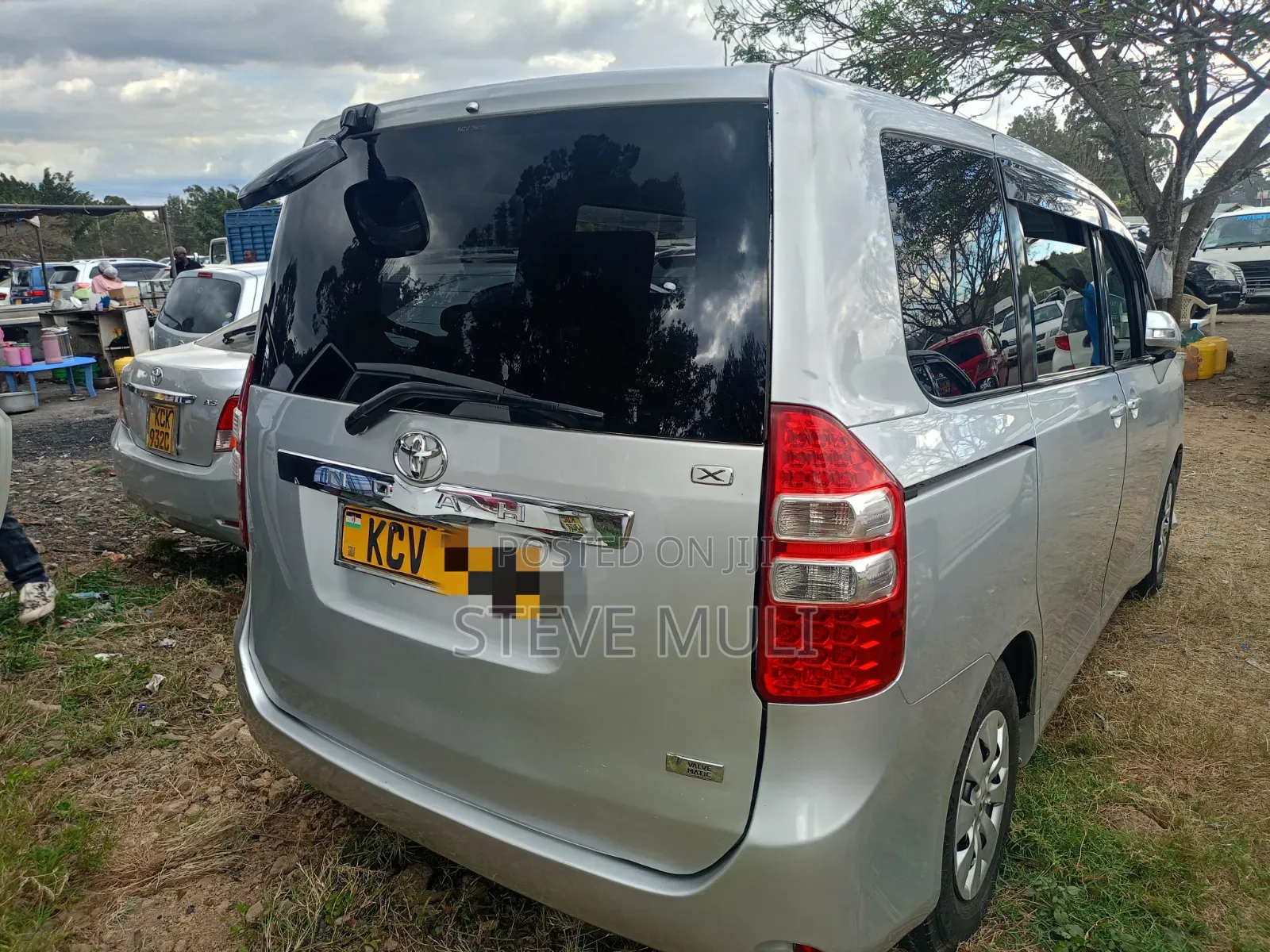 Toyota Noah 2.0 158hp FWD (8 Seater) 2012 Silver