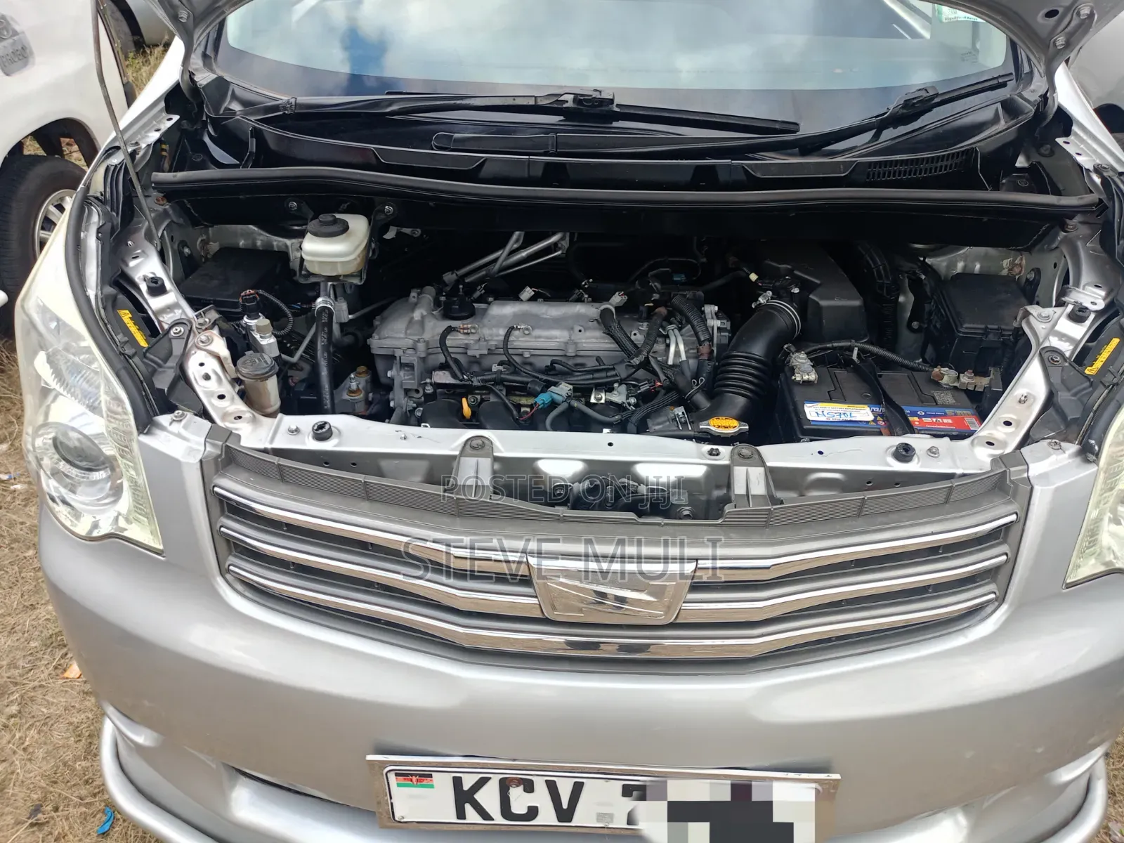 Toyota Noah 2.0 158hp FWD (8 Seater) 2012 Silver