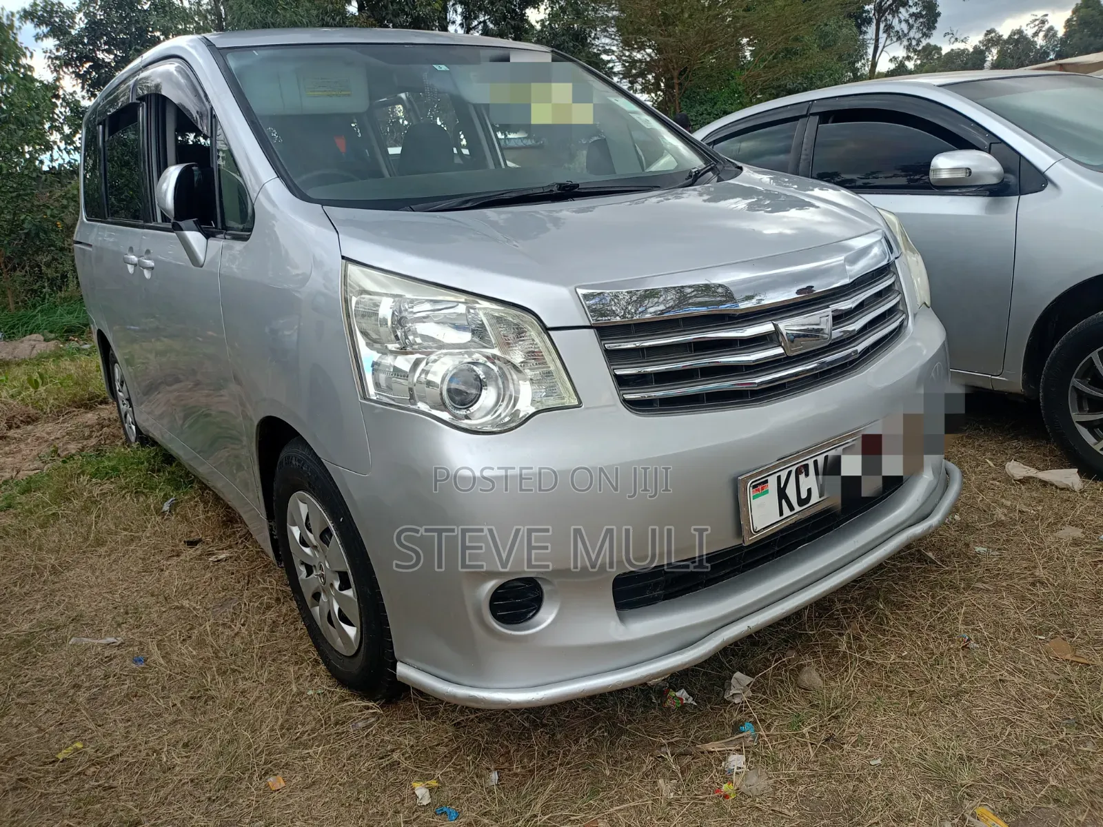 Toyota Noah 2.0 158hp FWD (8 Seater) 2012 Silver